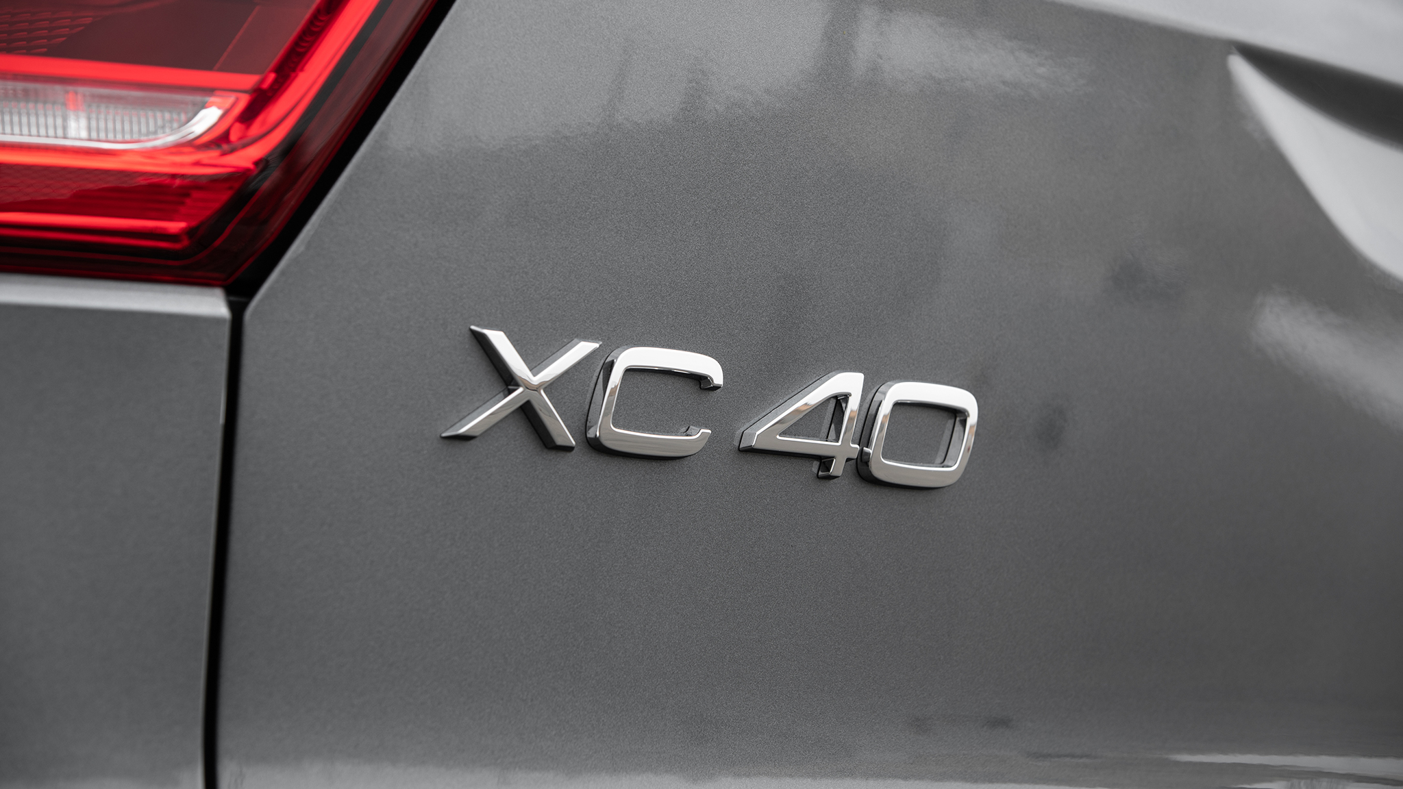2019 Volvo XC40 T4 FWD rear logo 1