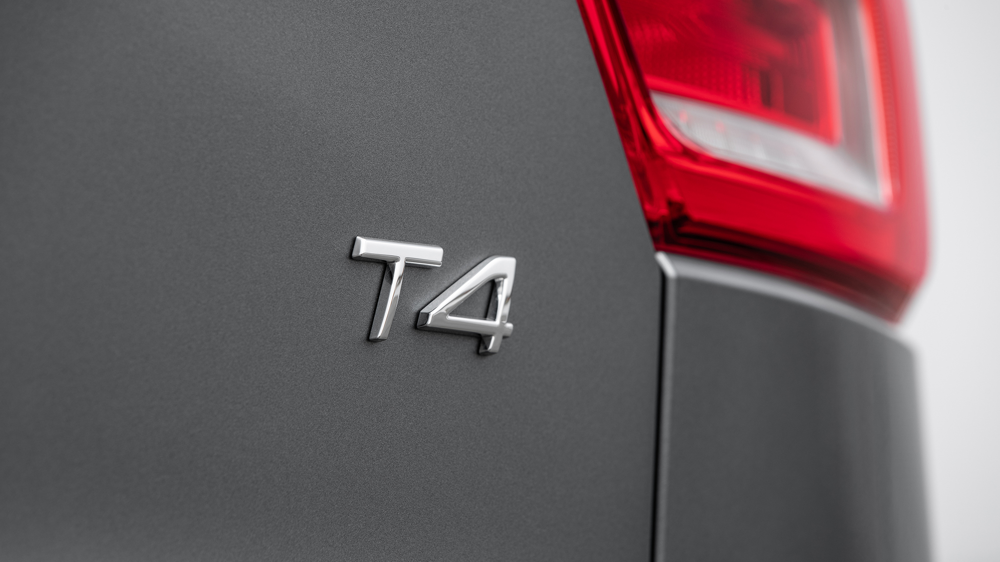 2019 Volvo XC40 T4 FWD rear logo 2