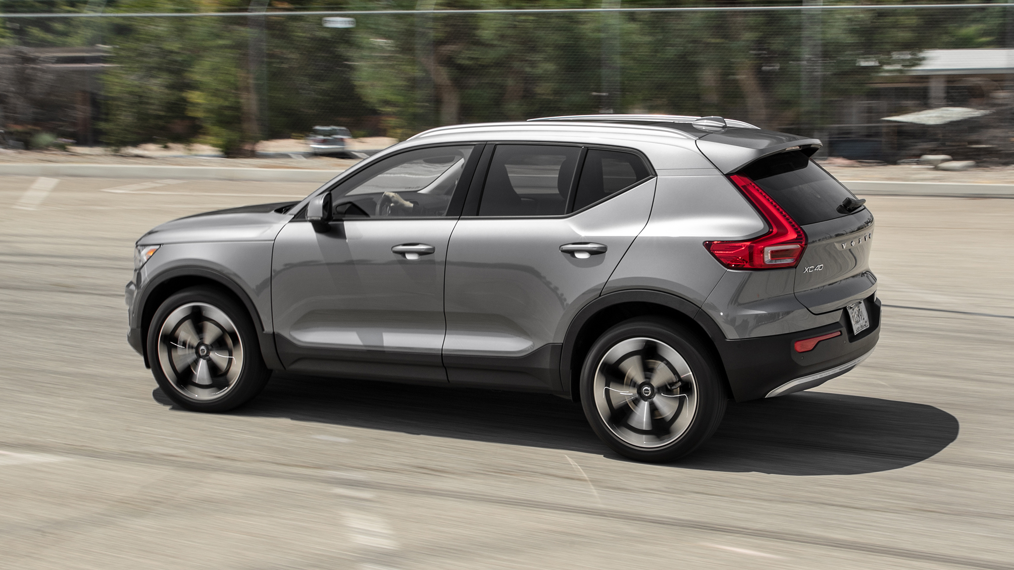 2019 Volvo XC40 T4 FWD rear three quarter in motion 4